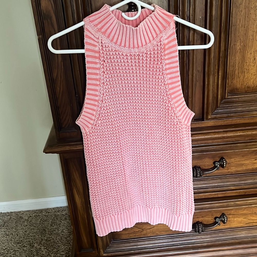 Micheal Kors chunky knit sleeveless mock neck top. Size M